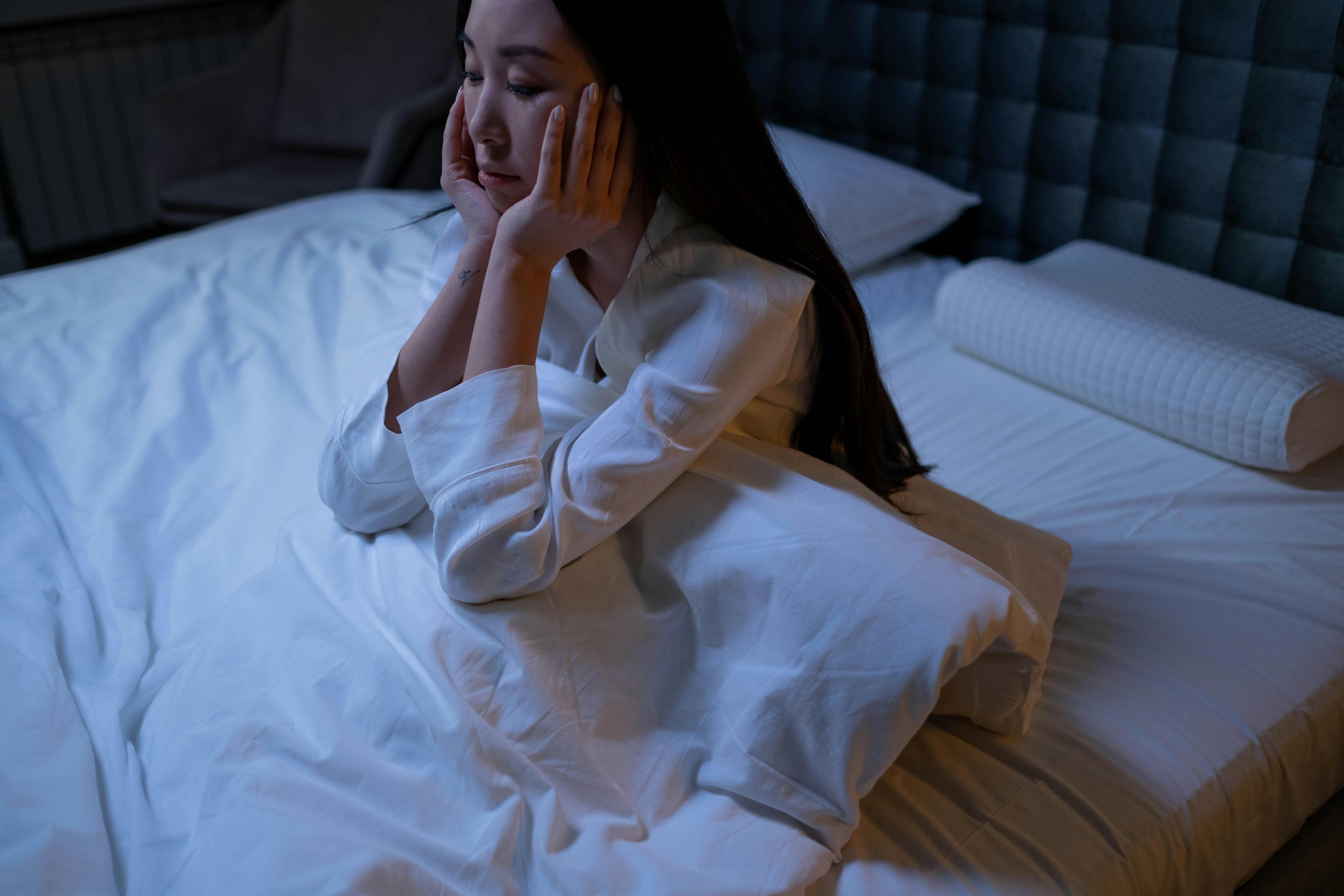 Persona afflitta dall'insonnia e sveglia nel cuore della notte Persona afflitta dall'insonnia e sveglia nel cuore della notte