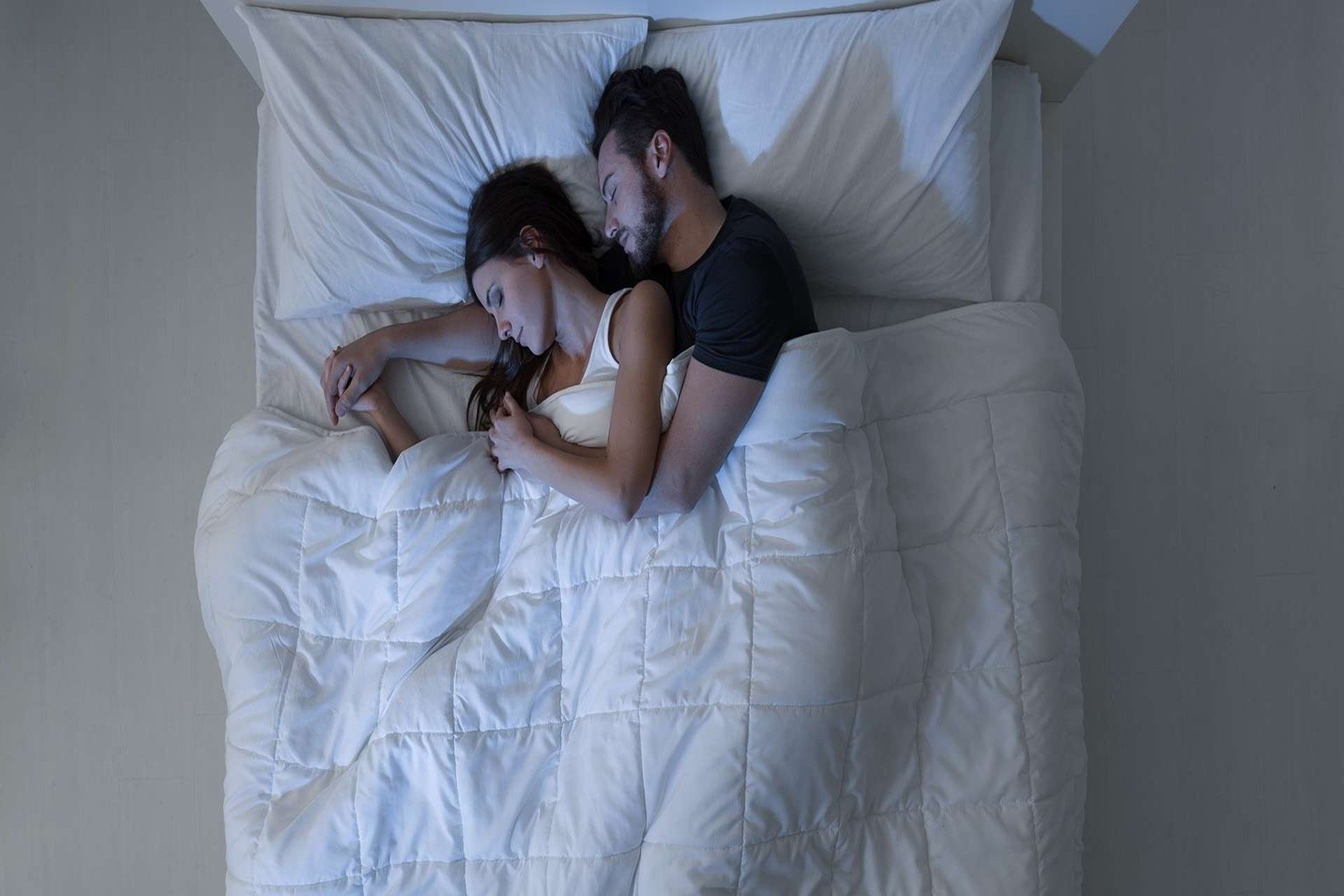 couple-sleeping-bed-valentines-day-gift-wool-topper